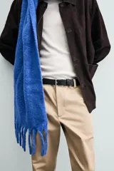 Pantalón chino de corte regular fit, confeccionado en tejido de algodón con elasticidad. Presenta bolsillos frontales, bolsillos traseros de vivo y cierre frontal con cremallera y botón.