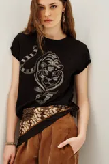 Remera negra de algodón con estampa frontal de un tigre realizada con aplicaciones de cuentas y bordados. Presenta mangas cortas con dobladillo y corte holgado.