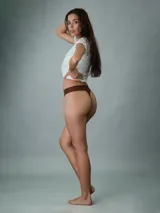 Colaless marrón de algodón extraelástico con bordes cortados a láser y logo de Calvin Klein estampado en la cadera.