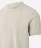 Remera de manga corta color verde militar, con cuello redondo y diseño de textura vertical acanalada, marca Marfinno.