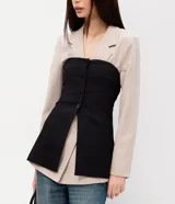 Blusa strapless negra confeccionada en bengalina con viscosa, con botones frontales y diseño estructurado de sastrería.