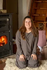 Remerón oversize de jersey de algodón, color gris oliva, con cuello redondo, mangas largas, tajos laterales y diseño de espalda más larga.