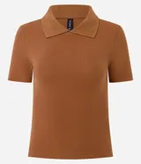 Blusa polo beige de manga corta, confeccionada en tejido canelado de rib de algodón con elastano, que proporciona un ajuste cómodo y una caída ajustada.