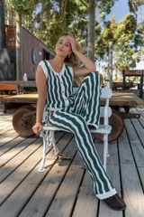 Pantalón de tejido de punto con diseño de rayas verticales en color verde y blanco, de corte recto y tiro alto.