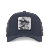 Gorra tipo trucker color azul marino con panel frontal de algodón y paneles laterales y traseros de malla. Presenta un parche rectangular en el frente con una ilustración de Goku en escala de grises.