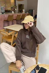 Canguro color marrón chocolate con capucha, bolsillo frontal tipo canguro y estampa pequeña en el pecho con el texto Nashville Hometown.