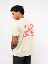 Remera de manga corta color blanco, con cuello redondo y logo de la marca estampado en color verde en el pecho.