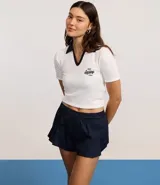 Short corto azul marino de algodón con cintura elástica y pliegues delanteros.