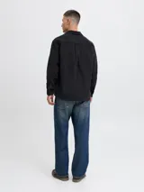 Sobrecamisa de manga larga confeccionada en pana de algodón, con cuello camisero, cierre frontal de botones, puños abotonados y un bolsillo en el pecho. Presenta un corte relajado y textura acanalada.