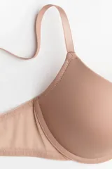 Pack de dos soutienes push-up de microfibra, uno en color negro y otro en color beige, con copas con relleno y detalles de malla en los laterales.