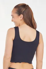 Top negro de bretel ancho con volados en el ruedo.