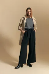 Pantalón ancho negro de silueta moderna y calce cómodo, con cordones ajustables en la cintura.