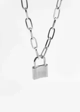 Collar dorado con cadena de eslabones y dije de candado.