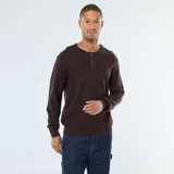 Sweater de punto marrón oscuro con textura de punto fantasía, cuello redondo con abertura de tres botones y manga larga con puños y bajo acanalados.