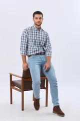 Pantalón de jean skinny color celeste claro, de corte ajustado y silueta definida.