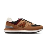 Championes urbanos American Sport modelo Mila 2.0, color marrón con detalles en negro, blanco y rojo. Confeccionados en cuero sintético y tela, con cordones negros y suela de goma.