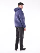 Campera puffer negra con capucha y cierre frontal.