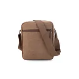 Morral bandolera de tela canvas color marrón con correa regulable. Tiene un bolsillo frontal con cierre, apertura superior con cierre, bolsillos internos y un bolsillo trasero con cierre.