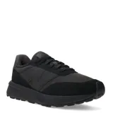 Championes urbanos New Balance modelo U370, color negro. Presentan un diseño de perfil bajo con exterior que combina paneles de malla textil y refuerzos de gamuza. Incluyen el logo de la marca en el lateral y una suela de goma resistente.