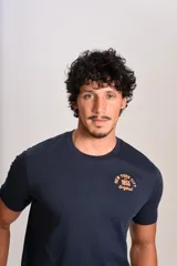 Remera de algodón color azul marino, de corte clásico y cuello redondo, con pequeño estampado frontal en color naranja.