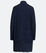 Cardigan alargado de punto color gris, con abertura frontal y bolsillos laterales.