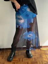 Maxi pollera de tul color negro con estampado de flores azules.