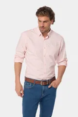 Camisa de hombre color celeste, de manga larga con presilla para enrollar, bolsillo en el pecho y confeccionada 100% en algodón.