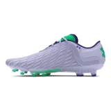 Championes de fútbol Under Armour Clone Magnetico Elite 3.0, color gris claro con detalles en verde brillante y violeta. Presentan tecnología UA Clone en la parte superior para un ajuste personalizado, impresión 3D para mayor control del balón, talón moldeado y suela ligera con tacos optimizados para tracción.