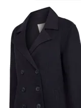Chaqueta tipo abrigo cruzado de RKF, confeccionada en mezcla de lana y cashmere. Presenta solapas amplias, doble abotonadura frontal y bolsillos laterales integrados en una silueta estructurada.