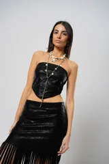 Top strapless negro de cuero sintético con corte irregular en el ruedo.