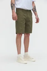 Bermuda de gabardina en color verde militar, con bolsillos laterales, cortes verticales en el frente y bolsillos traseros cuadrados.