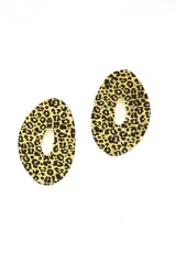 Par de caravanas colgantes con forma ovalada y orificio central. Diseño con estampado animal print de leopardo en tonos dorados y negros.