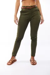 Pantalón chupín color verde militar, con bolsillos laterales y traseros, y cinturón marrón de cuero.