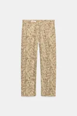 Jeans de tiro bajo con diseño de corte recto y estampado animal print de serpiente, con trabillas, cinco bolsillos y cierre frontal con cremallera y botón metálico.