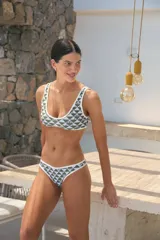 Conjunto de bikini con estampado geométrico en tonos verde y blanco. El corpiño es de corte clásico con breteles anchos y la bombacha es vedetina.
