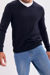 Buzo de punto en color azul marino con escote en V y puños acanalados. Diseño clásico y versátil, ideal para combinar con diversas prendas.