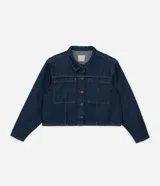 Campera de jean color azul oscuro, con diseño cropped, cuello clásico, mangas largas, cierre frontal con botones y dos bolsillos frontales grandes.