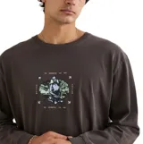 Remera de manga larga color negro con efecto lavado vintage. Presenta un pequeño estampado gráfico central en el pecho con motivos naturales y texto.