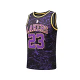 Musculosa de básquet negra con estampado abstracto en violeta, cuello y sisas en amarillo. Estampado frontal con el nombre "Lakers" y el número 23 en violeta con borde amarillo.