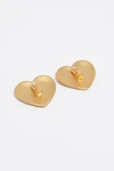 Caravanas en forma de corazón con acabado metálico dorado mate, recubiertas de cristales brillantes y equipadas con cierre de clip.