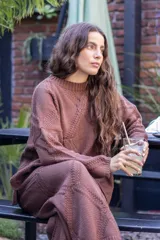 Sweater tejido con diseño de rombos geométricos en relieve, de cuello redondo y manga larga con silueta amplia.