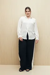 Camisa color café con textura sutil, cuello clásico, botones forrados a tono y mangas largas con puños fruncidos.