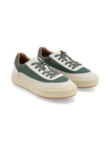 Championes de diseño urbano con combinación de texturas y colores en tonos verde, crudo y marrón. Presentan cordones al tono, suela de plataforma de goma en color crema y detalle de cuero en el talón.