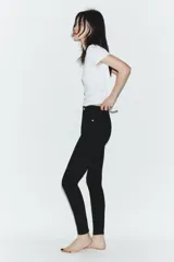 Jeans de corte skinny y tiro alto, confeccionados en tejido super elástico. Presentan diseño clásico de cinco bolsillos, cierre frontal con cremallera y botón metálico.