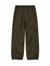 Pantalon tipo paracaidista de tela técnica arrugada, color negro, con cintura elástica y cordones ajustables en los tobillos.