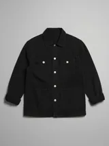 Campera de jean negra con cuello clásico, cierre frontal con botones metálicos y cuatro bolsillos frontales con solapa y botón.