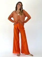 Pantalón de lino color naranja, de corte palazzo y tiro alto.