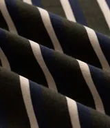 Remera masculina de corte regular, confeccionada en tejido de algodón y poliéster, con diseño de rayas horizontales en hilo teñido, cuello redondo y manga corta.