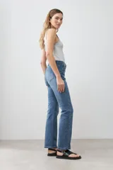 Pantalón de jean de tiro medio, corte recto, color azul denim.