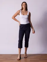 Pantalón capri en gabardina elastizada color azul marino, marca Zac & Rachel. Pretina ancha elastizada. Delantera y trasera con bolsillos simulados.